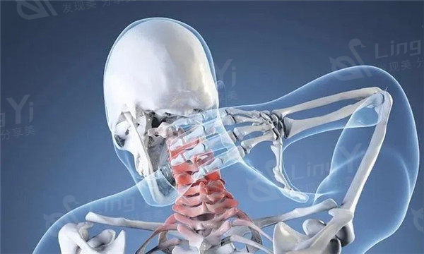 颈椎压迫神经的十个表现看仔细，4个动作让颈椎自愈