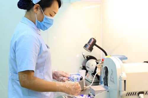 北京拜博口腔医院收费高吗？全新价格表可知种植牙假牙烤瓷牙正畸价格不贵