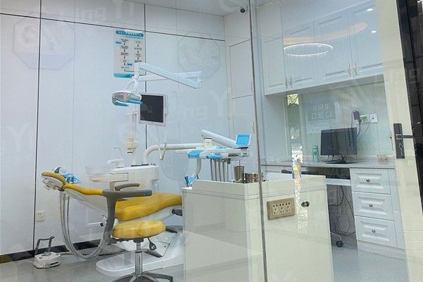 乐莎莎口腔牙齿矫正隐形牙套价格表2025：隐形牙套18000元起 