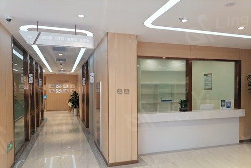 连云港莱芽口腔门诊部 2025 收费价目表公布：种植牙 2580 元起、矫正 9000 元起、拔牙 220 元起