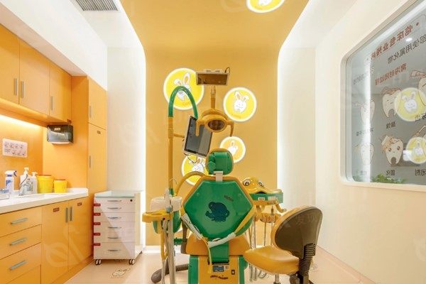 西安小白兔口腔医院正畸价格：传统矫正5800元起+自锁托槽矫正8800元起