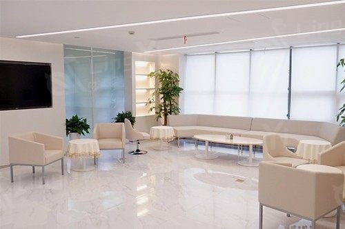 上海美奥口腔医院收费详情：牙齿美白、根管治疗、镶牙、拔牙、检查套餐费用一览