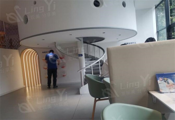 重庆中新美陆眼科近视价格高吗？渝北区价格不贵（全飞秒15800元起）口碑眼科