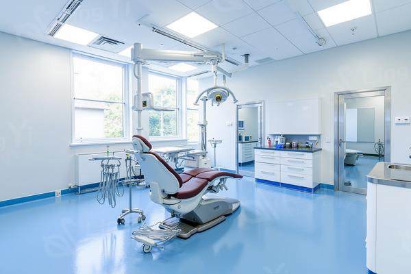 刘海出油用吸油纸垫在发根，轻轻按压不破坏发型​