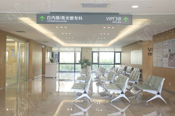 福州爱尔眼科医院近视眼手术费用标准：晶体植入26800+、飞秒14800+
