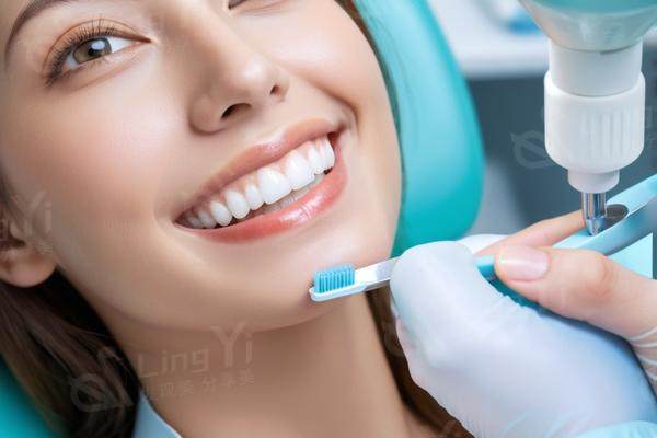 2025年维乐口腔医院种植牙收费标准曝光！单颗种植牙 2200 元，半口 22000 元，全口 38000 元起