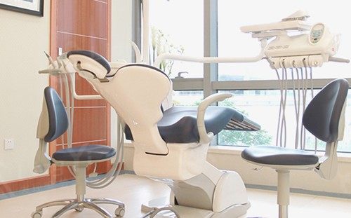 上海拜博口腔收费贵吗？揭秘种植牙、矫正牙等项目费用清单