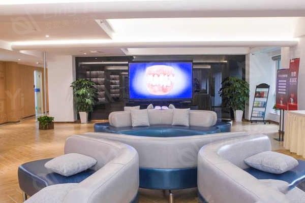成都极光口腔医院收费标准：补牙、拔牙、镶牙、牙齿美白价格起，武侯区值得一看